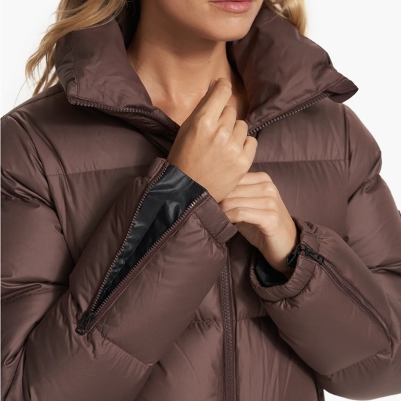 NWT Vuori Hillside Down Jacket
SOLD OUT IN STORES AND ONLINE
SIZE: S IN BROWN - Picture 4 of 5